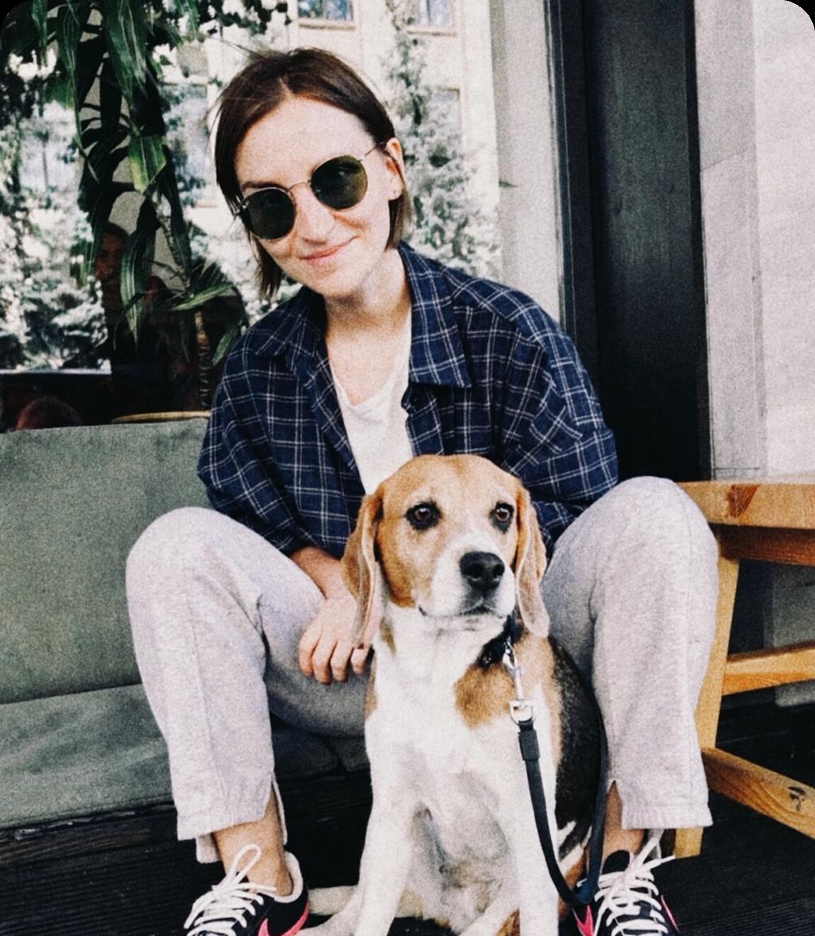 Alina with a beagle she's caring for in Düsseldorf
